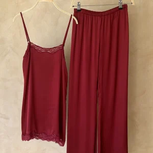 LILYA Essentia Pants - Merlot Red